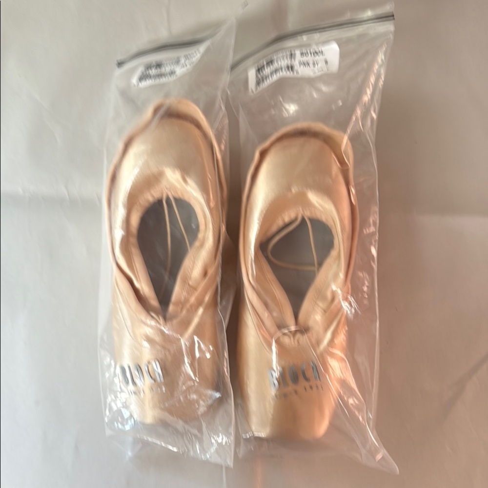 NWT Bloch Synergy Pointe Shoes Size: 2Y 6